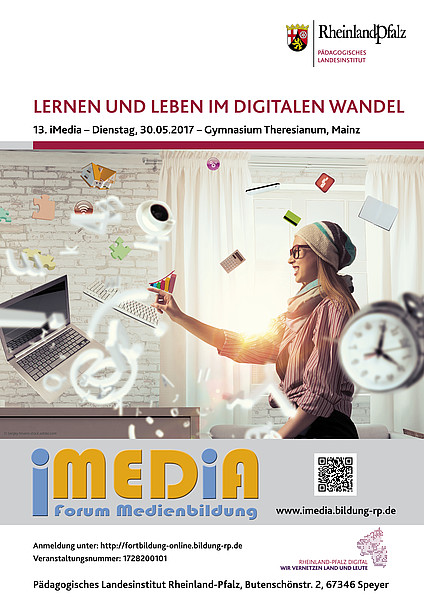 Vorschaubild des Plakats zur iMedia mit dem Thema Lernen und Leben im digitalen Wandel - eine Frau sitzt in einem Raum. Um sie herum schweben ein Laptop, eine Tastatur, eine Tasse Kaffee und weitere Gegenstände und Symbole, die auf das Thema Digitalisierung schließen lassen.