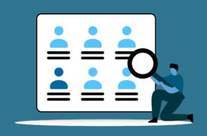Illustration mit einem Bildschirm, der sechs Icons für Menschen abbildet, und einer Person vorm Bildschirm, die eine Lupe auf die Icons hält.