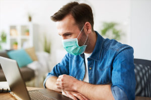 Mann mit Atemschutzmaske