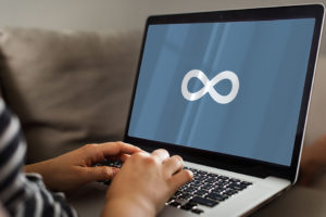 Laptop mit OpenOLAT Logo