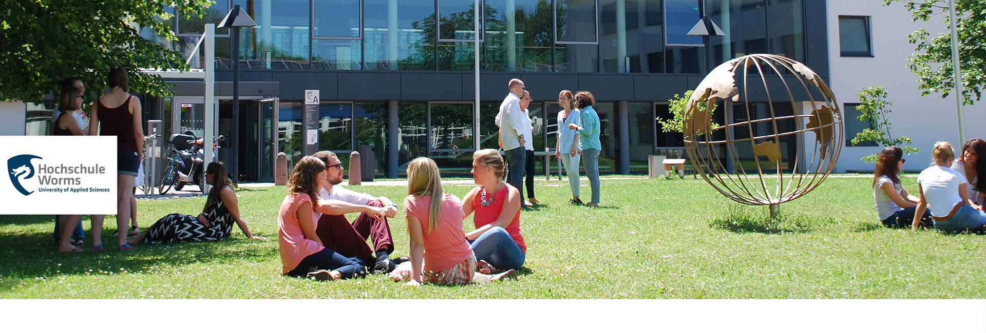 Studierende vor der Hochschule Worms