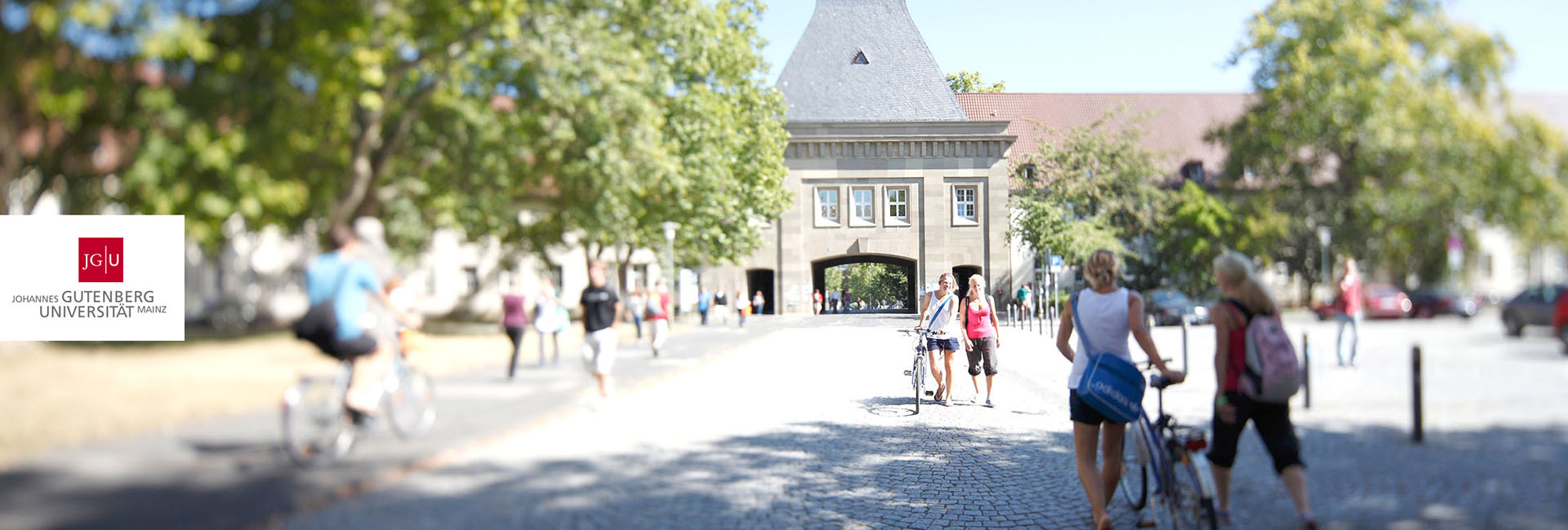 Studierende auf dem Weg zur Johannes Gutenberg Universität Mainz